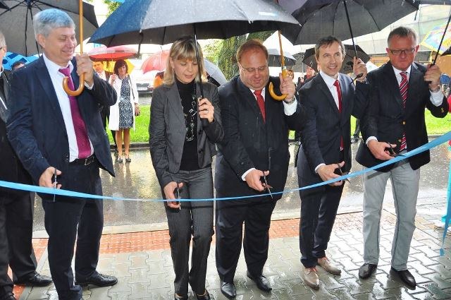 Slavnostního přestřižení pásky se zhostili primátor Petr Kajnar, hejtman Miroslav Novák, náměstci primátora Simona Piperková, Jiří Hrabina, Tomáš Petřík a biskup ostravsko-opavské diecéze František Václav Lobkowicz. Foto: P. Žižka