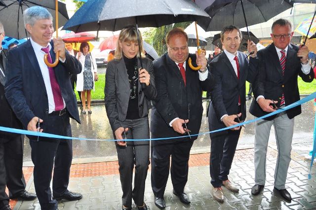 Slavnostního přestřižení pásky se zhostili primátor Petr Kajnar, hejtman Miroslav Novák, náměstci primátora Simona Piperková, Jiří Hrabina, Tomáš Petřík a biskup ostravsko-opavské diecéze František Václav Lobkowicz. Foto: P. Žižka