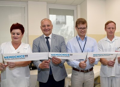 Nové ambulance slavnostně otevřeli (zleva) vrchní sestra Šárka Ličková, náměstek primátora Ostravy Zbyněk Pražák, ekonomický náměstek nemocnice Jaroslav Stošek a primář urologie Rostislav Kuldan. Foto: René Stejskal 