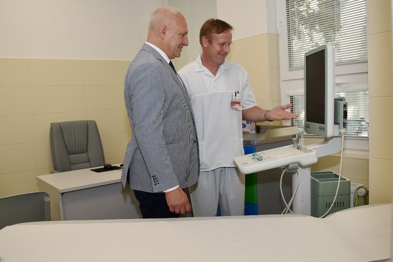 Primář Rostislav Kuldan ukazuje náměstkovi primátora Zbyňku Pražákovi vyšetřovací přístroje.  Primář Rostislav Kuldan ukazuje náměstkovi primátora Zbyňku Pražákovi vyšetřovací přístroje.