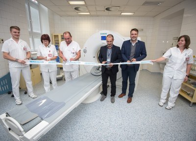 Náměstek primátora pro zdravotnictví Michal Mariánek (vpravo), ředitel nemocnice Petr Uhlig a primáři Městské nemocnice Ostrava přestříhávají pásku k novému tomografu. Foto: Lukáš Kaboň