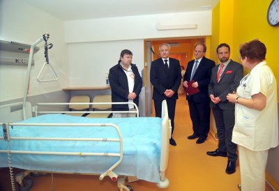 Čestní hosté při prohlídce nově modernizovaných prostor oddělení Ortopedie a Urologie. Foto: J. Urban