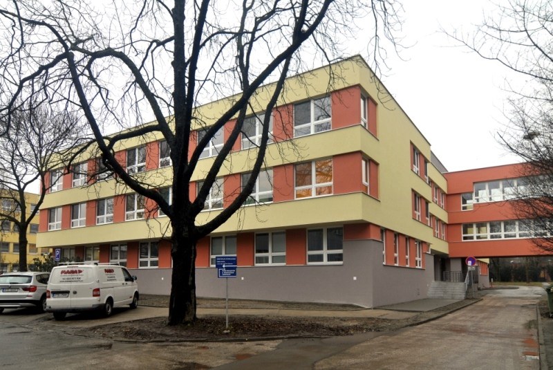 Budova A s lůžkovými částmi oddělení Ortopedie a Urologie.