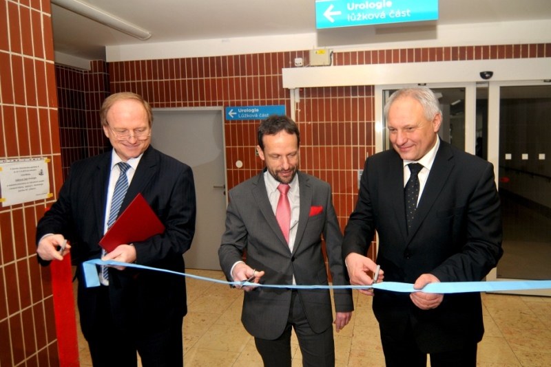 Zleva J. Lux, T. Macura a Z. Pražák při slavnostním aktu.