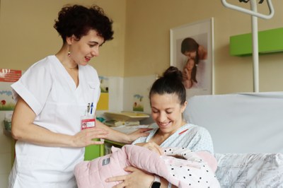 Vedoucí lékařka porodního sálu MNO Iva Staňová s maminkou Karin Arbanovou probírají možnosti případné pomoci ženám s psychickými problémy po porodu. Foto: MNO
