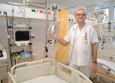 Primář oddělení geriatrie a interny Rostislav Sojka na pokoji jednotky Následné intenzivní péče. Foto: René Stejskal 