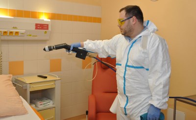 Na snímku: Nástřikem speciální suspense na všechny povrchy se sníží obsah škodlivých látek a mikroorganismů o více než 50 procent. Foto: Petr Žižka