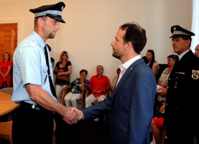 Policejní nováčci skládají slib před primátorem Tomášem Macurou. Na snímku strážník Pavel Gazda. Foto: Jiří Urban
