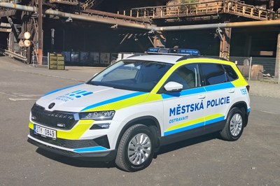 Nový vůz Městské policie Ostrava v (post)industriální kulise Dolních Vítkovic. Foto: MPO