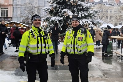 Hlídka Městské policie Ostrava na vánočně vyzdobeném Masarykově náměstí. Foto: MPO
