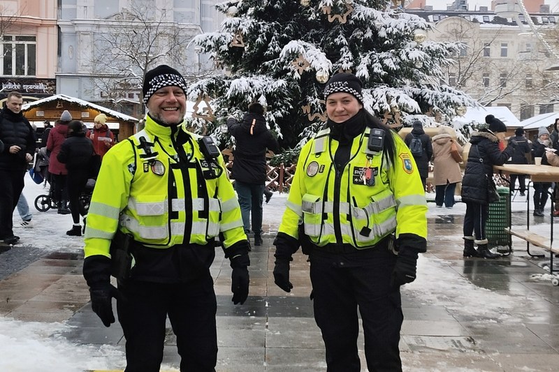 Hlídka Městské policie Ostrava na vánočně vyzdobeném Masarykově náměstí. Foto: MPO