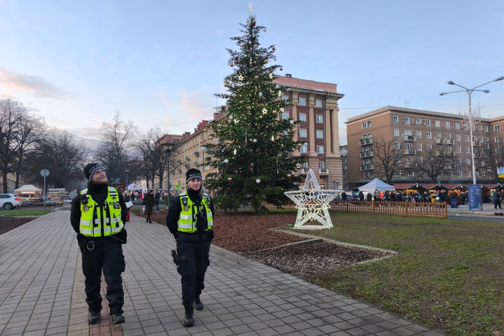 Ostravští strážníci na Hlavní třídě v Porubě