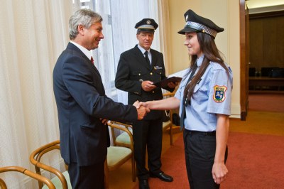 FOTO: Primátor Petr Kajnar přijímá slib od nové strážnice MP