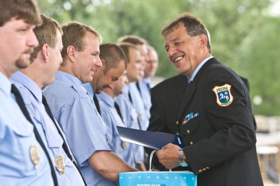 Ředitel MPO Z. Harazim předává Stužky za věrnost   FOTO: Jiří Zerzoň