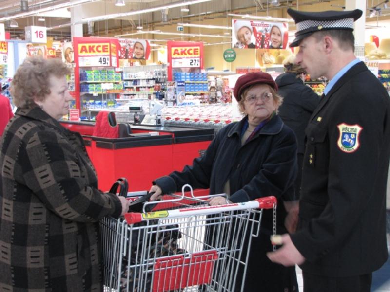 K foto: Městská policie Ostrava při jedné z preventivních akcí upozorňuje občany na praktiky zlodějů v supermarketech