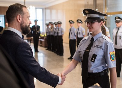 Primátor Tomáš Macura blahopřeje nové strážnici. Foto: Lukáš Kaboň