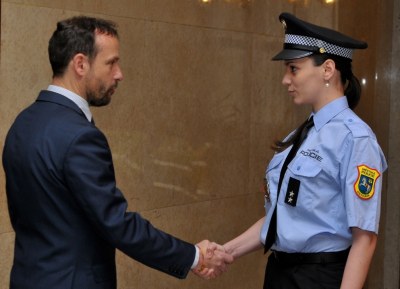 Každý z nových strážníků potvrdil svůj slib podáním ruky primátorovi. Foto: J. Urban