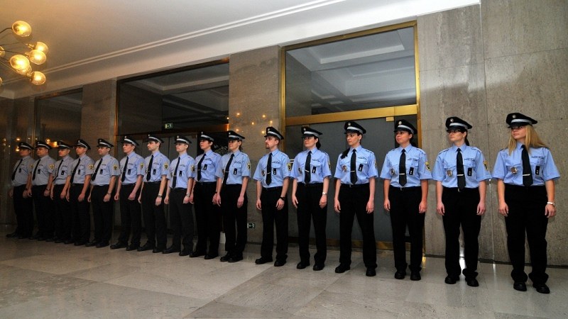 Noví strážníci při slavnostním slibu v Nové radnici. 