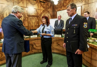 Monika Mičevská přijímá stužku Za záchranu života a gratulace z rukou primátora Petra Kajnara. Foto: J. Zerzoň