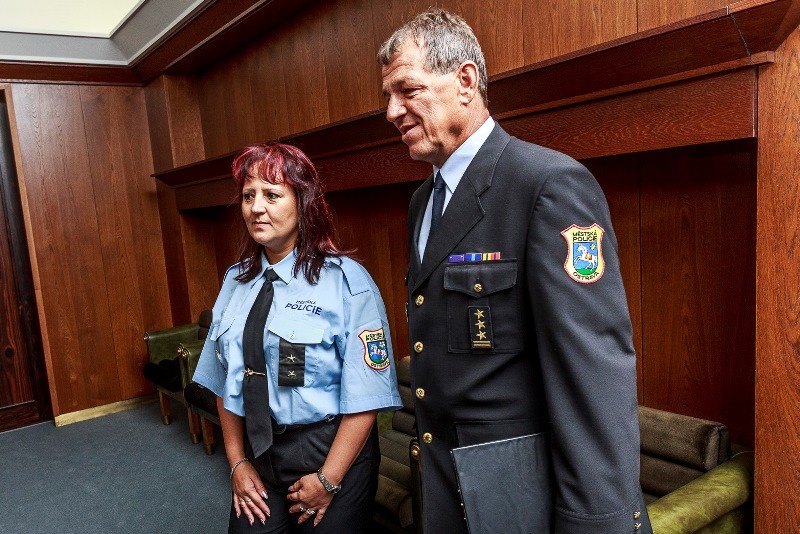 Chvíle nervozity před vchodem do síně městské rady.