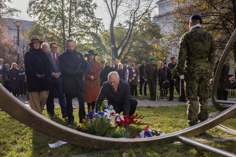 Pietní akt a červeně zářící dominanty - Ostrava slaví Den válečných veteránů Pietní akt a červeně zářící dominanty - Ostrava slaví Den válečných veteránů