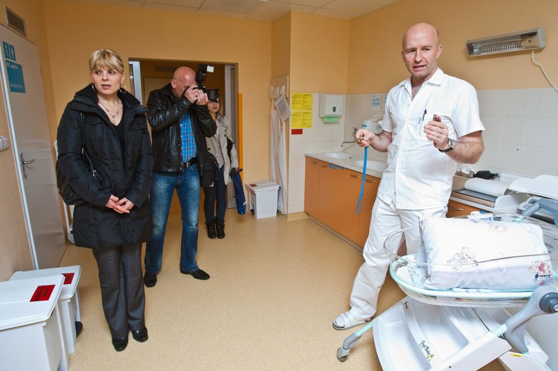Primář gynekologie a porodnictví Marek Ožana provází hosty
