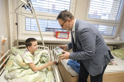 Radní Michal Mariánek s jedním z dětských pacientů MNO. Foto: Adolf Horsinka