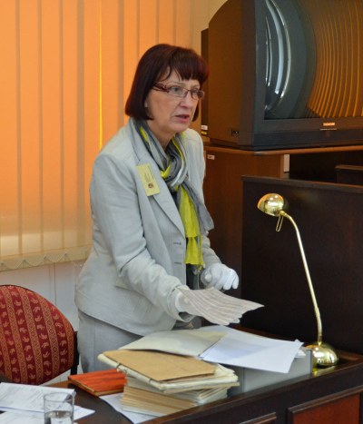 B. Przybylová z AMO s dokumenty manželů Šavrdových. Foto: L. Vidlička