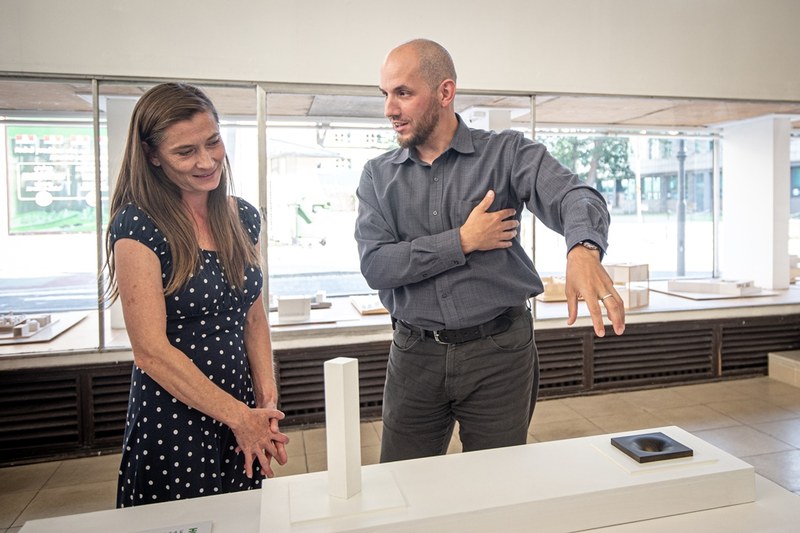 Návštěvníci výstavy diskutují nad vítězným návrhem. 