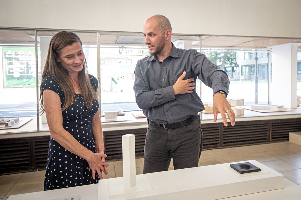 Návštěvníci výstavy diskutují nad vítězným návrhem. 