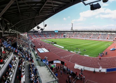 Městský stadion při loňské Zlaté tretře. Foto: Adolf Horsinka