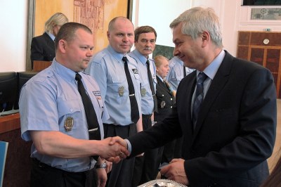 Primátor Kajnar blahopřeje vyznamenaným. Foto: J. Urban
