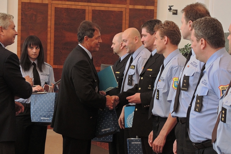 Strážníkům poděkoval ředitel Z. Harazim.