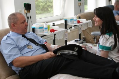 Richard Liška, jeden z iniciátorů akce, má za sebou už 87 bezplatných odběrů. Na snímku se zdravotní asistentkou Radkou Sedláčkovou.  Foto: B. Krzyžanek