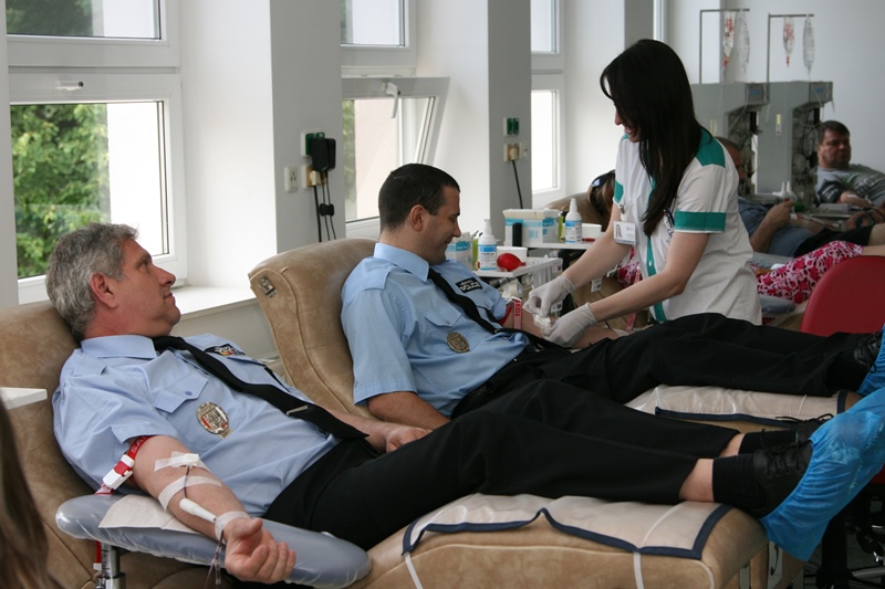 Akce v Krevním centru FNO se zúčastnilo okolo 50 strážníků.