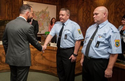 Primátor Tomáš Macura předává ocenění strážníkům MPO. Foto: L. Kaboň.