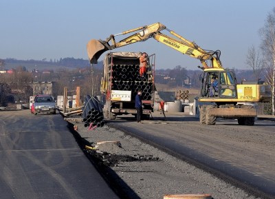 Stavba Prodloužené Rudné, která bude pokračováním silnice 1/11 směrem na Opavu, začala v roce 2012, hotová má být na konci roku 2015.  Foto: Jiří Urban