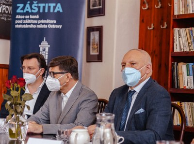 Náměstek primátora Zbyněk Pražák, ředitel festivalu Jaromír Javůrek ä prezident festivalu dirigent Tomáš Netopil na festivalové tiskové konferenci. Foto: Jakub Mičovský