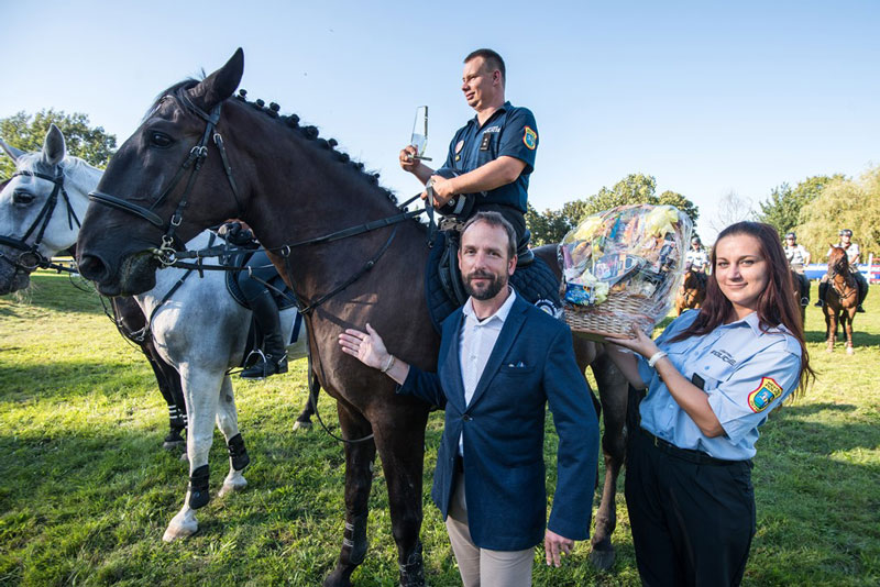 Primátor T. Macura při dekorování vítězů.