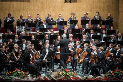 Česká filharmonie a členové Hudby Hradní stráže a Policie ČR při slavnostním zahajovacím koncertu MHF Leoše Janáčka v Domu kultury města Ostravy. Foto: Jiří Zerzoň