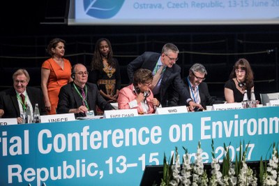 Náměstek ministra zahraničí Václav Kolaja právě podepisuje Ostravskou deklaraci, vpravo náměstkyně ministra zdravotnictví Eva Gottvaldová, vlevo od Václava Kolaji Zsuzsanna Jakab. Foto: Jiří Zerzoň