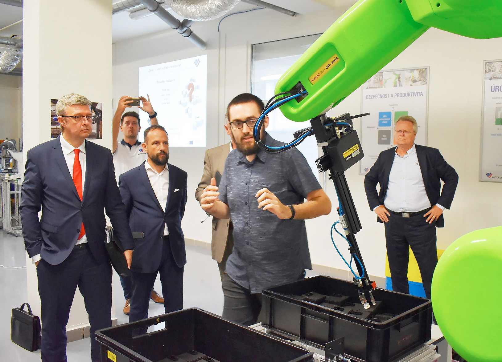 Ministr Karel Havlíček a primátor Tomáš Macura si prohlížejí robotické pracoviště v Moravskoslezském inovačním centru. Foto: René Stejskal 