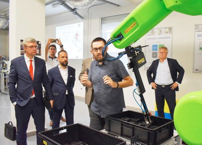 Ministr Karel Havlíček a primátor Tomáš Macura si prohlížejí robotické pracoviště v Moravskoslezském inovačním centru. Foto: René Stejskal 