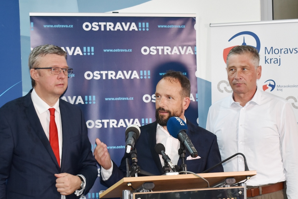 Tomáš Macura na tiskové konferenci zdůraznil nutnost soustředit se prioritně na dokončení likvidace kalů v lagunách Ostramo. Vlevo ministr Karel Havlíček, vpravo hejtman Ivo Vondrák. 