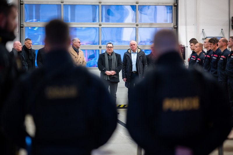 Ministr, hejtman a primátor navštívili o Štědrém dni příslušníky složek IZS