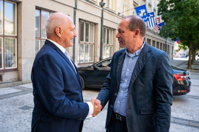 Náměstek primátora Zbyněk Pražák vítá ministra pro místní rozvoj Petra Kulhánka před ostravským magistrátem. Foto: Lukáš Kaboň