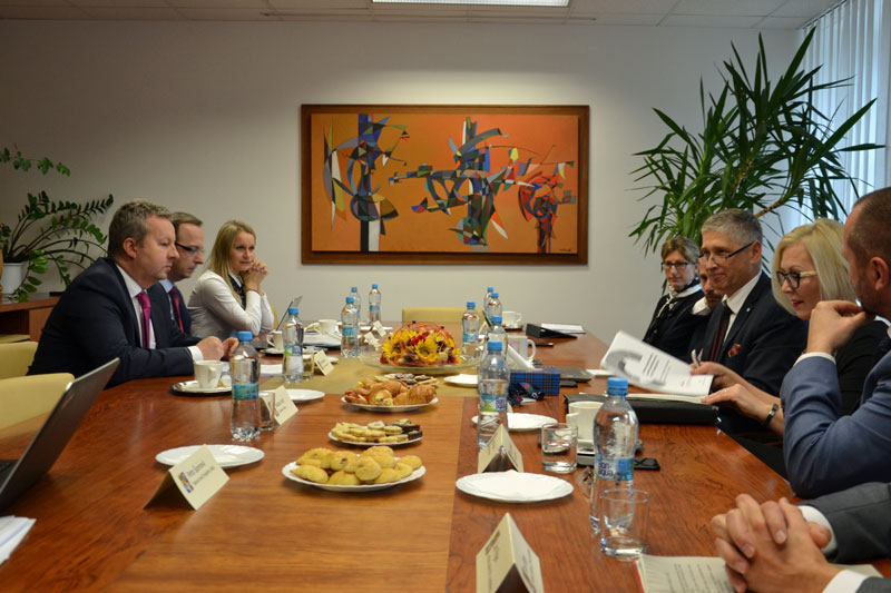 Ministr Brabec při jednání na krajském úřadu.