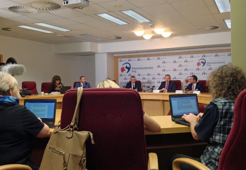 Na tiskové konferenci.