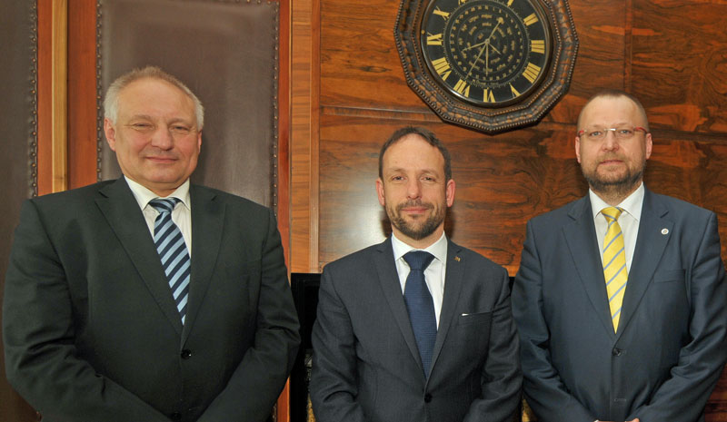 Před zahájením schůzky.