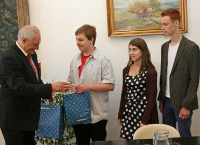 Zbyněk Pražák předal členům vítězného týmu ZŠ Ostrava, Matiční 5 drobné dárky. Foto: B. Krzyžanek